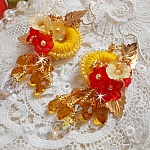 BO bouton d&rsquo;or brod&eacute;es sur fil coton jaune, fleurs, feuilles, rocailles, cristaux, crochets gold filled, quel charme !